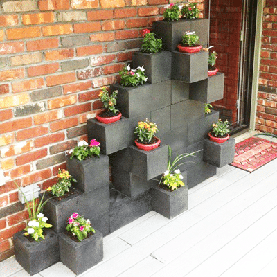 jardin avec des blocs de béton