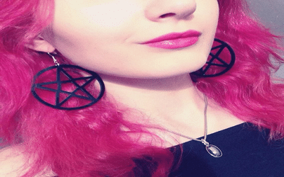 Des boucles d'oreilles Pentacle Noir