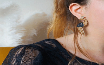 Des petits paonsi en bois à mettre sur tes oreilles