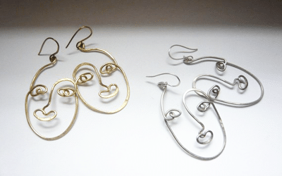 Des boucles d’oreilles visage