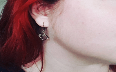 Des boucles d’oreilles dents de vampire