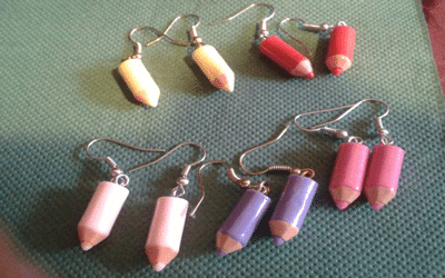Des boucles d’oreilles « crayon »