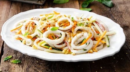 entrée de calamars, légumes et miettes croquantes