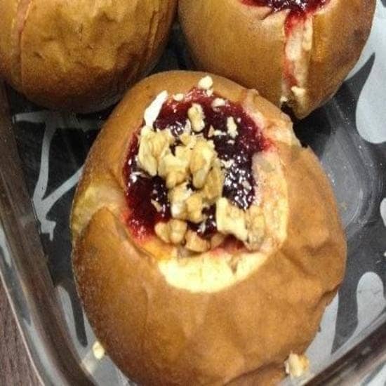 Pommes au four avec noix et confiture