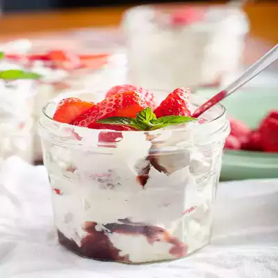 Recette Eton mess aux fraises : dessert anglais Dans Des Pots De Confiture