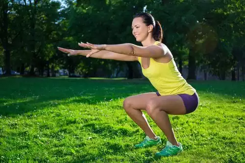 Exercice de squat pour éliminer les jambes flasques